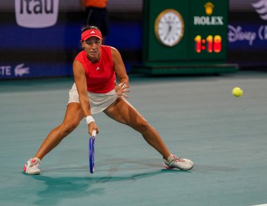 MIAMI GARDENS, FLORIDA - 27 Mart 2025: Jessica Pegula, Filipinler 'den Alexandra Eala ile Miami' deki Hard Rock Stadyumu 'nda oynanan yarı final karşılaşmasında