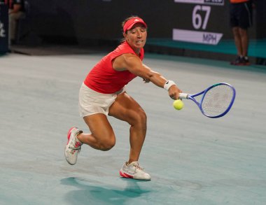 MIAMI GARDENS, FLORIDA - 27 Mart 2025: Jessica Pegula, Filipinler 'den Alexandra Eala ile Miami' deki Hard Rock Stadyumu 'nda oynanan yarı final karşılaşmasında