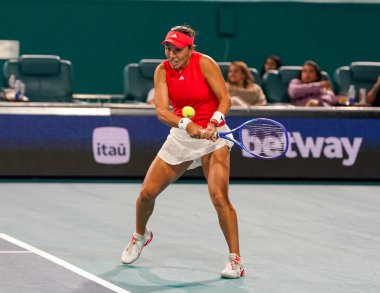 MIAMI GARDENS, FLORIDA - 27 Mart 2025: Jessica Pegula, Filipinler 'den Alexandra Eala ile Miami' deki Hard Rock Stadyumu 'nda oynanan yarı final karşılaşmasında