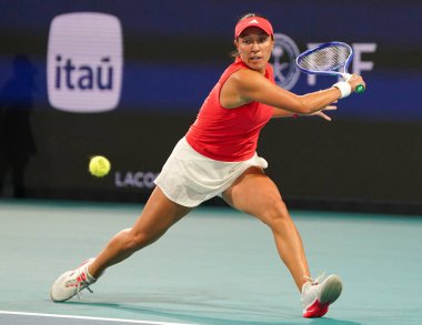 MIAMI GARDENS, FLORIDA - 27 Mart 2025: Jessica Pegula, Filipinler 'den Alexandra Eala ile Miami' deki Hard Rock Stadyumu 'nda oynanan yarı final karşılaşmasında