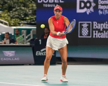 MIAMI GARDENS, FLORIDA - 27 Mart 2025: Jessica Pegula, Filipinler 'den Alexandra Eala ile Miami' deki Hard Rock Stadyumu 'nda oynanan yarı final karşılaşmasında
