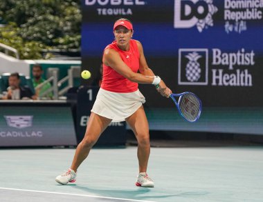 MIAMI GARDENS, FLORIDA - 27 Mart 2025: Jessica Pegula, Filipinler 'den Alexandra Eala ile Miami' deki Hard Rock Stadyumu 'nda oynanan yarı final karşılaşmasında