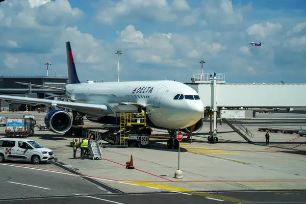 FERNO, ITALY - 19 Mayıs 2025: Delta uçakları Ferno 'daki Milan Malpensa Havalimanı, Varese, Lombardy, İtalya. 