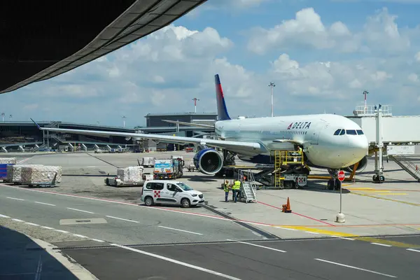 FERNO, ITALY - 19 Mayıs 2025: Delta uçakları Ferno 'daki Milan Malpensa Havalimanı, Varese, Lombardy, İtalya. 