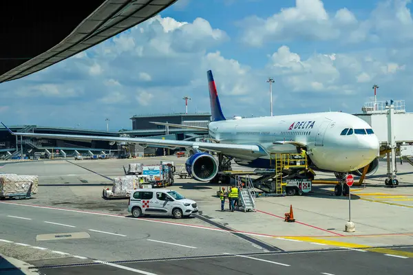 FERNO, ITALY - 19 Mayıs 2025: Delta uçakları Ferno 'daki Milan Malpensa Havalimanı, Varese, Lombardy, İtalya. 