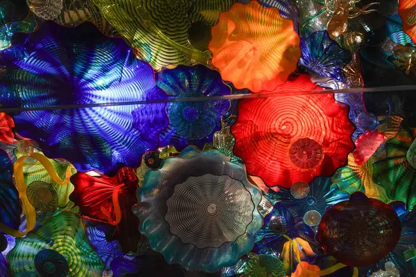 BATI PALM BEACH, FLORIDA - 12 Haziran 2024: Chihuly 'nin İran Deniz Yaşam Tavanı (2003) Batı Palm Beach, Florida' daki Norton Sanat Müzesi