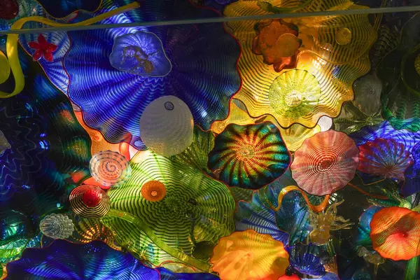 BATI PALM BEACH, FLORIDA - 12 Haziran 2024: Chihuly 'nin İran Deniz Yaşam Tavanı (2003) Batı Palm Beach, Florida' daki Norton Sanat Müzesi