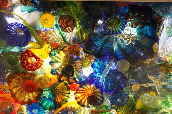 BATI PALM BEACH, FLORIDA - 12 Haziran 2024: Chihuly 'nin İran Deniz Yaşam Tavanı (2003) Batı Palm Beach, Florida' daki Norton Sanat Müzesi