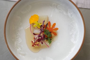 Gurme lokantasında sunulan biber aperatifi.