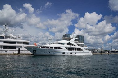 BATI PALM BEACH - 10 Haziran 2024: Batı Palm Beach, Florida 'daki Icon Marina Kuleleri ve Rybovich Superyat Marina