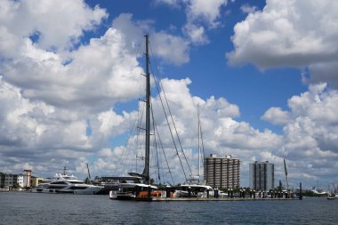 BATI PALM BEACH - 10 Haziran 2024: Batı Palm Beach, Florida 'daki Icon Marina Kuleleri ve Rybovich Superyat Marina