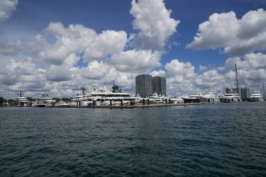 BATI PALM BEACH - 10 Haziran 2024: Batı Palm Beach, Florida 'daki Icon Marina Kuleleri ve Rybovich Superyat Marina