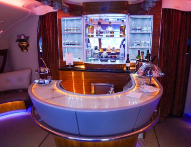 NEW YORK - 19 Mayıs 2025: Emirates Airbus A380 uçuş kokteyl barında ve dinlenme salonunda. Emirlik, Etihad Havayolları ile birlikte Birleşik Arap Emirlikleri 'nin iki bayrak taşıyıcısından biridir.