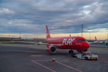 REYKJAVIK, ICELAND - 10 AĞUSTOS 2025: Keflavik Uluslararası Havalimanı 'ndaki pistte Airline Airbus A320neo uçağı oynayın. Fly Play, merkezi İzlanda 'nın başkenti Reykjavik' te bulunan düşük maliyetli bir havayolu şirketiydi.
