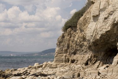 Bulgar tatil beldesi Balchik. Karadeniz kıyısındaki tortulu kaya kayalıkları.