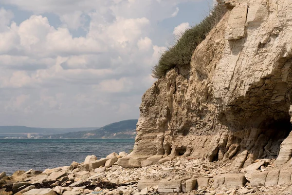 Bulgar tatil beldesi Balchik. Karadeniz kıyısındaki tortulu kaya kayalıkları.