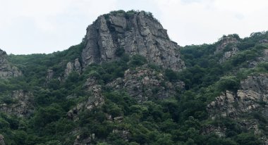Rhodopes, Güneydoğu Avrupa 'da bir sıradağdır. Bulgaristan. Tektonik çıkıntılar, tektonik süreçlerin etkisi altındaki kayaların oluşumunun ihlalidir..