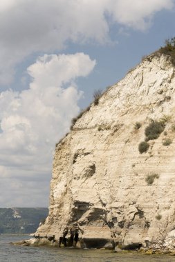 Bulgar tatil beldesi Balchik. Karadeniz kıyısındaki tortulu kaya kayalıkları.
