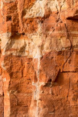 Yüksek oranda demir oksit içeren tortulu kayalar. Kırmızı toprak, toprak. Toprağın dokusu.