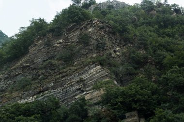 Rhodopes, Güneydoğu Avrupa 'da bir sıradağdır. Bulgaristan. Tektonik çıkıntılar, tektonik süreçlerin etkisi altındaki kayaların oluşumunun ihlalidir..