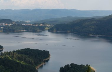 Bulgaristan 'daki Dospat rezervuarından güzel manzara