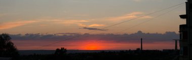 Gün batımında manzara. Trajik kasvetli gökyüzü. Panorama. Kıpkırmızı alacakaranlık.