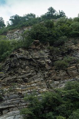 Rhodopes, Güneydoğu Avrupa 'da bir sıradağdır. Bulgaristan. Tektonik çıkıntılar, tektonik süreçlerin etkisi altındaki kayaların oluşumunun ihlalidir..