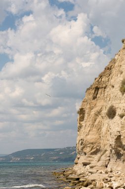 Bulgar tatil beldesi Balchik. Karadeniz kıyısındaki tortulu kaya kayalıkları.