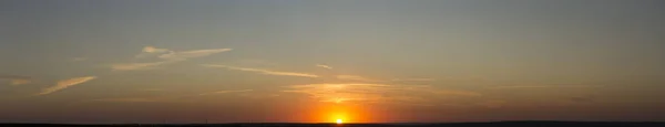 Панорама Пейзаж Рассветом Солнце Поднимается Сквозь Светлые Перистые Облака — стоковое фото