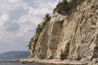 Bulgar tatil beldesi Balchik. Karadeniz kıyısındaki tortulu kaya kayalıkları.