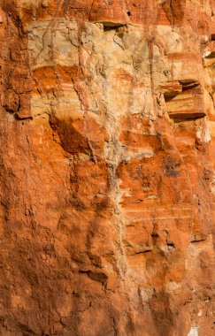 Yüksek oranda demir oksit içeren tortulu kayalar. Kırmızı toprak, toprak. Toprağın dokusu.