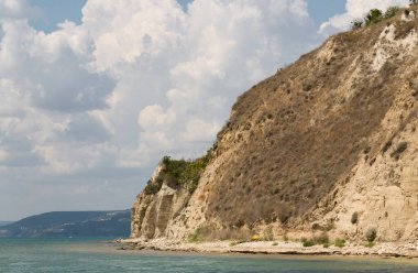 Bulgar tatil beldesi Balchik. Karadeniz kıyısındaki tortulu kaya kayalıkları.