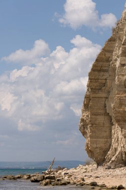 Bulgar tatil beldesi Balchik. Karadeniz kıyısındaki tortulu kaya kayalıkları.