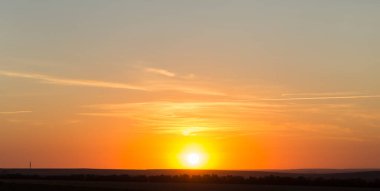 Panorama. Şafakla manzara. Güneş bulutların arasından doğar..
