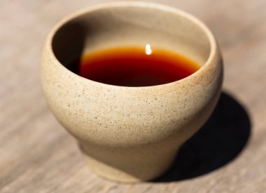 Beyaz terracotta fincanı ve yakın plan Oolong çayı..