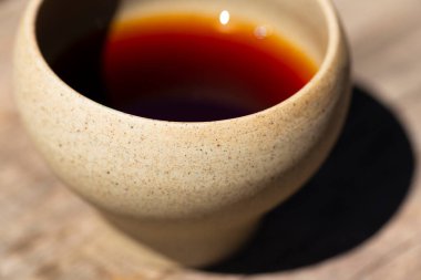 Beyaz terracotta fincanı ve yakın plan Oolong çayı..