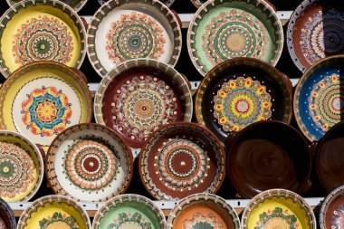 Modern Bulgar seramikleri. Çömlekli bir dükkan. Halk tarzında boyanmış tabaklar..