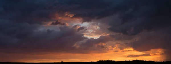 Gün batımında manzara. Trajik kasvetli gökyüzü. Panorama. Kıpkırmızı alacakaranlık.