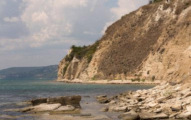 Bulgar tatil beldesi Balchik. Karadeniz kıyısındaki tortulu kaya kayalıkları.
