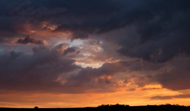 Gün batımında manzara. Trajik kasvetli gökyüzü. Panorama. Kıpkırmızı alacakaranlık.