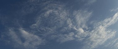 Mavi gökyüzünde sirk bulutları. Görkemli Bulutlar.