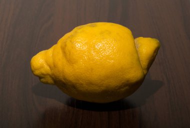 Masada buruşuk bir limon. Selülit cildi kavramı.