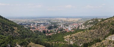 Asenovgrad, Bulgaristan 'ın orta kesiminde bir kasabadır. Panorama, Rodop Dağlarından şehrin manzarası.