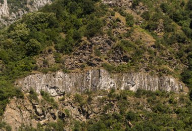 Bulgaristan 'daki dağların, tarlaların, bitkilerin manzarası. Rhodopes, Güneydoğu Avrupa 'da bir sıradağdır. Tektonik çıkıntılar.