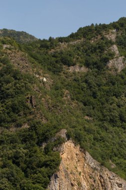 Bulgaristan 'daki dağların, tarlaların, bitkilerin manzarası. Rhodopes, Güneydoğu Avrupa 'da bir sıradağdır. Tektonik çıkıntılar.