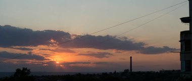 Gün batımında manzara. Trajik kasvetli gökyüzü. Panorama. Kıpkırmızı alacakaranlık.