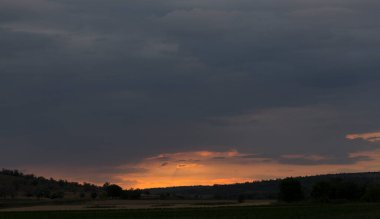 Gün batımında manzara. Trajik kasvetli gökyüzü. Panorama. Kıpkırmızı alacakaranlık.