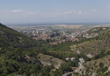 Asenovgrad, Bulgaristan 'ın orta kesiminde bir kasabadır. Panorama, Rodop Dağlarından şehrin manzarası.