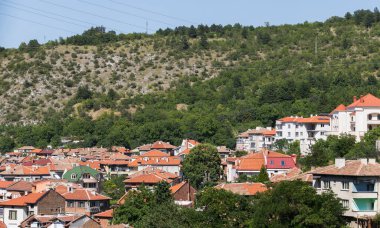 Asenovgrad, Bulgaristan 'ın orta kesiminde bir kasabadır. Panorama, Rodop Dağlarından şehrin manzarası.