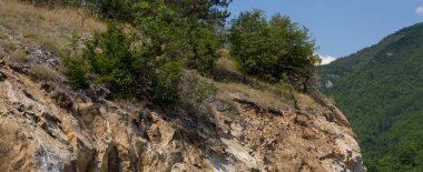 Rhodopes, Güneydoğu Avrupa 'da bir sıradağdır. Bulgaristan. Panorama. Orman alanı dağları kaplıyor..